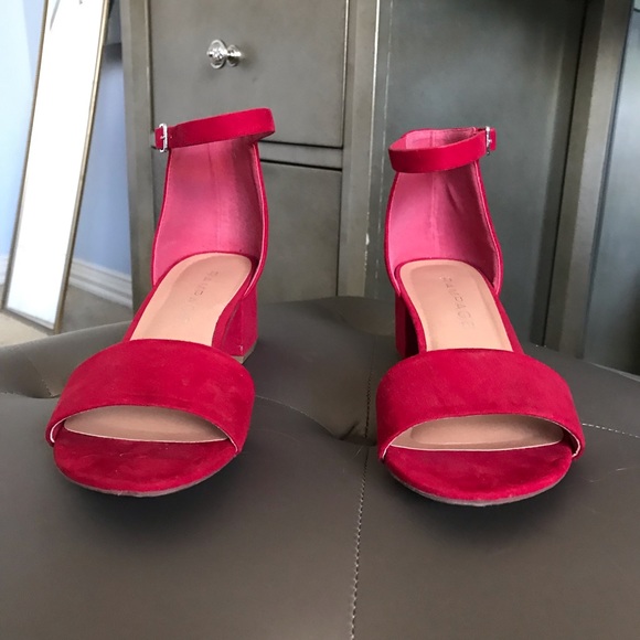 Red Low-heeled Heels - Picture 4 of 5